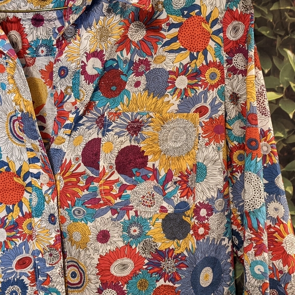 Funky flower button up blouse 🌼🌸 - Picture 4 of 6
